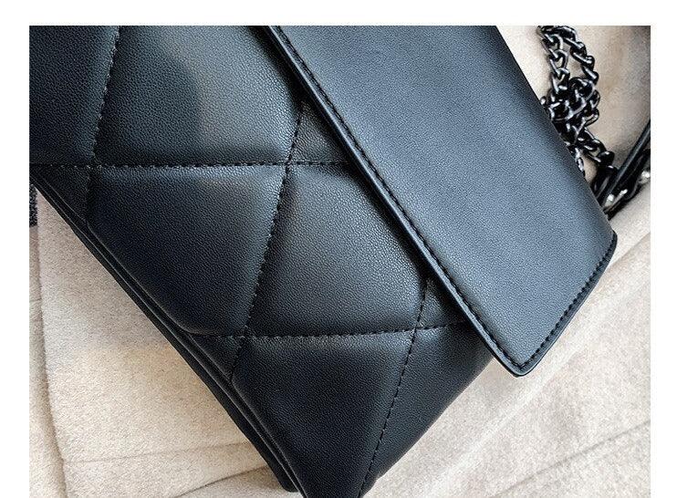 Polished Shoulder Bag in Leather