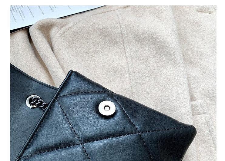 Polished Shoulder Bag in Leather
