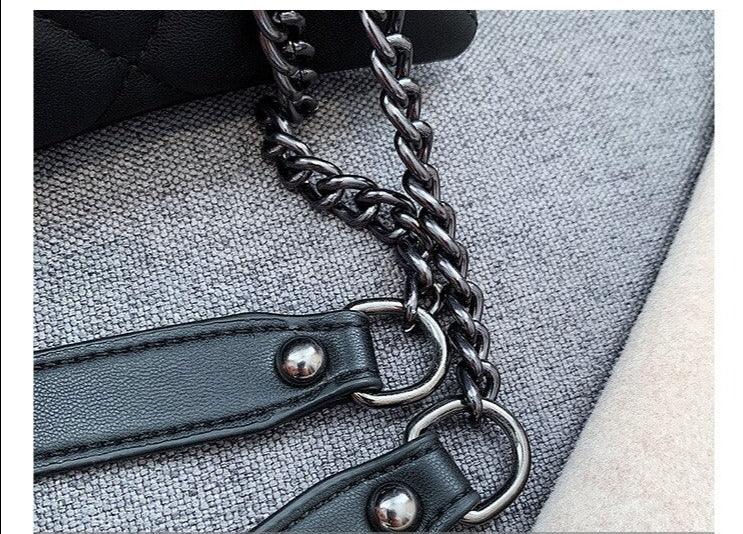 Polished Shoulder Bag in Leather