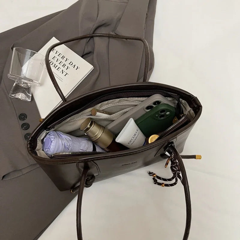 Wilhelmina Retro Shoulder Bag