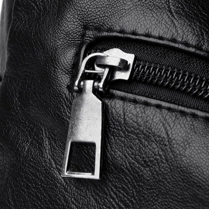 Signature Shoulder Bag in Leather