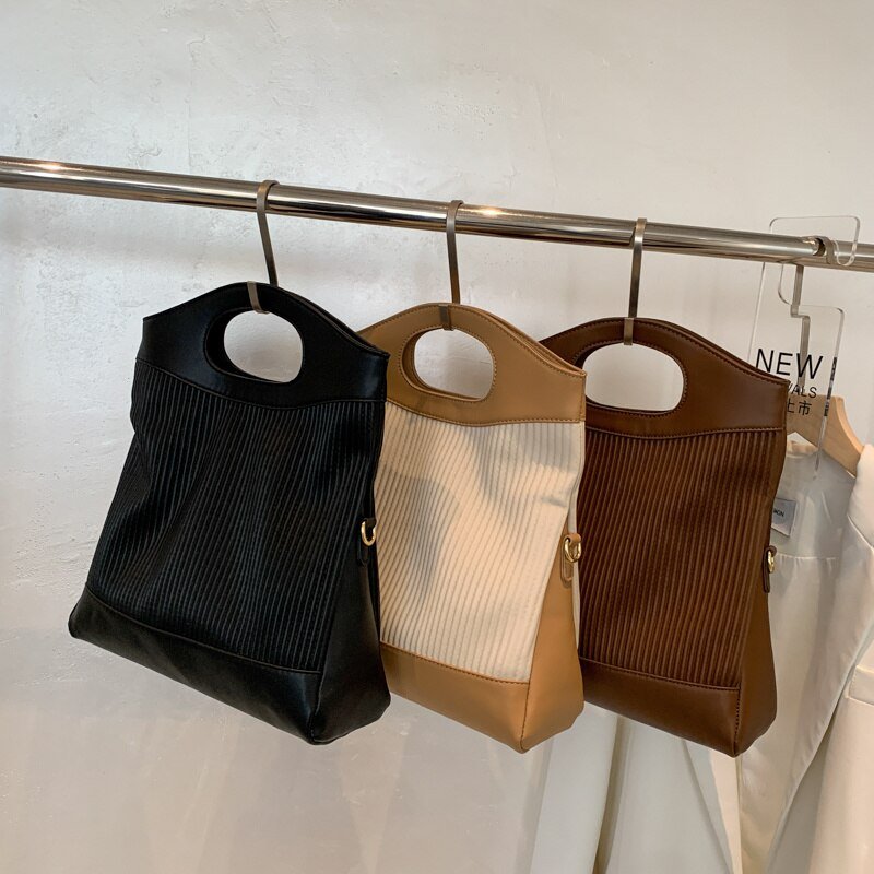 Structured Messenger Bag in Leather