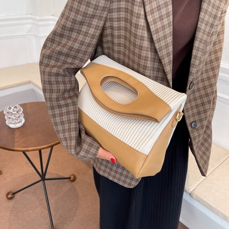 Structured Messenger Bag in Leather