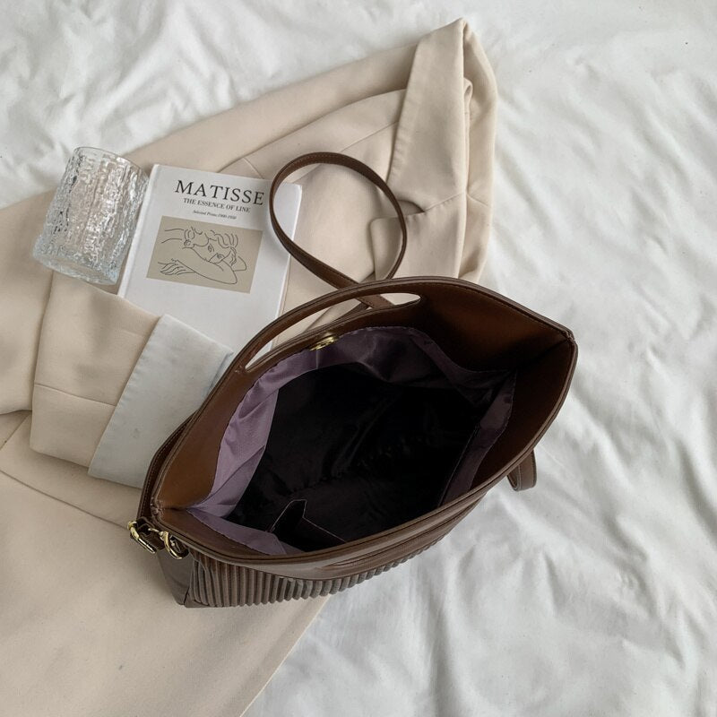 Structured Messenger Bag in Leather