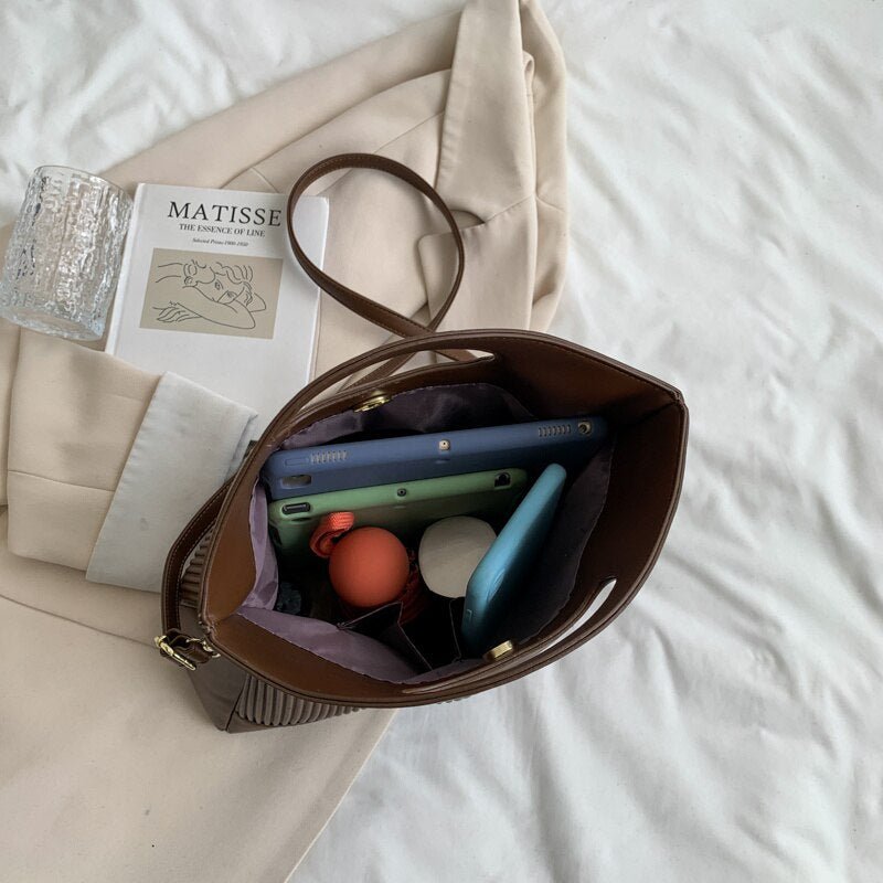 Structured Messenger Bag in Leather